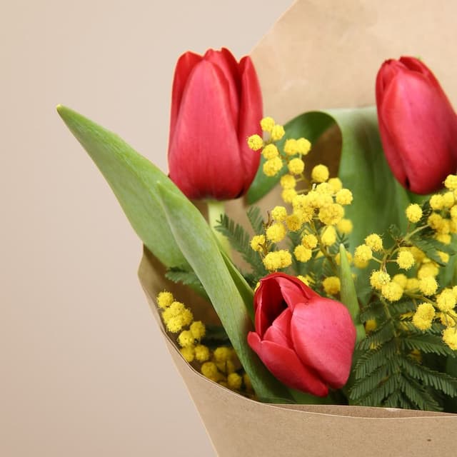 Букет из Тюльпанов и Мимозы «Весенний привет»
