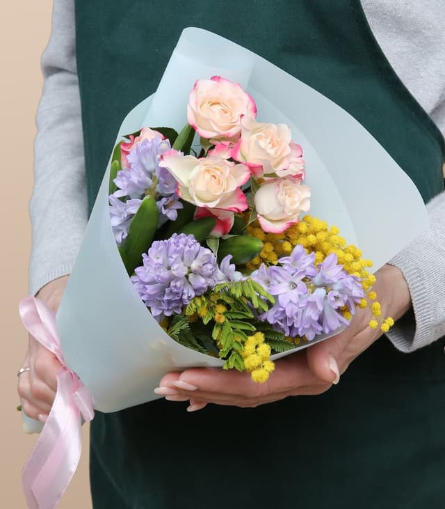 Букет из кустовой Розы, Гиацинта и Мимозы «Сердце весны»