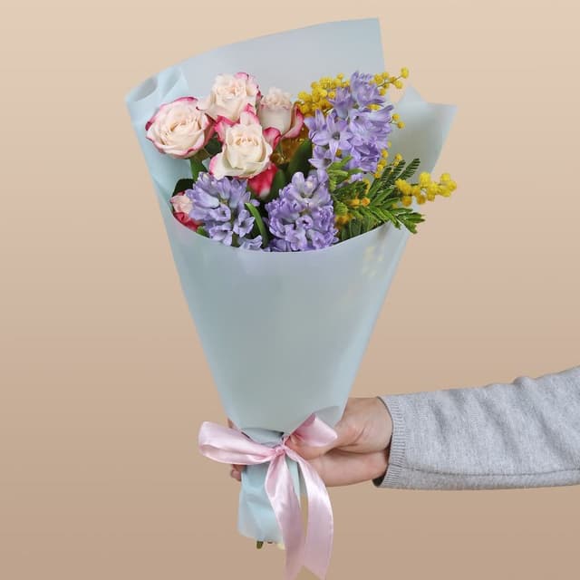 Букет из кустовой Розы, Гиацинта и Мимозы «Сердце весны»