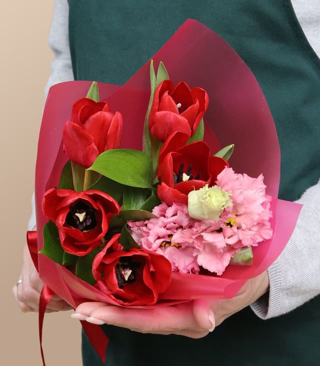 Букет из Тюльпанов и Эустомы «Огонь и нежность»