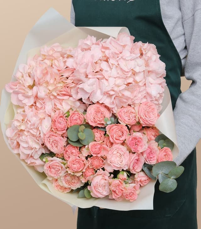 Букет из Гортензии и кустовых Роз «Пудровое совершенство»