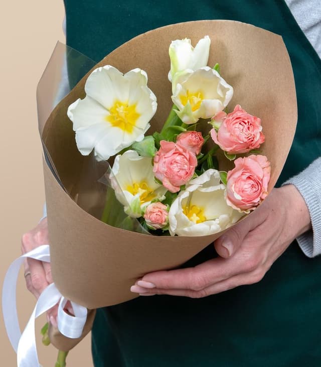 Букет из Тюльпанов и кустовых Роз «Ласковое солнце»