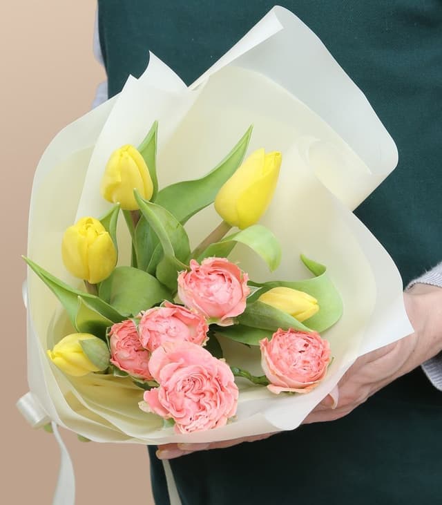 Букет из Тюльпанов и кустовых Роз «Теплый май»