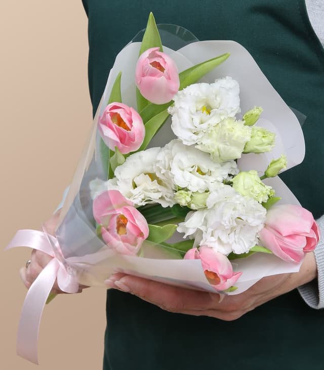 Букет из Тюльпанов и Эустомы «Цветочные объятия»