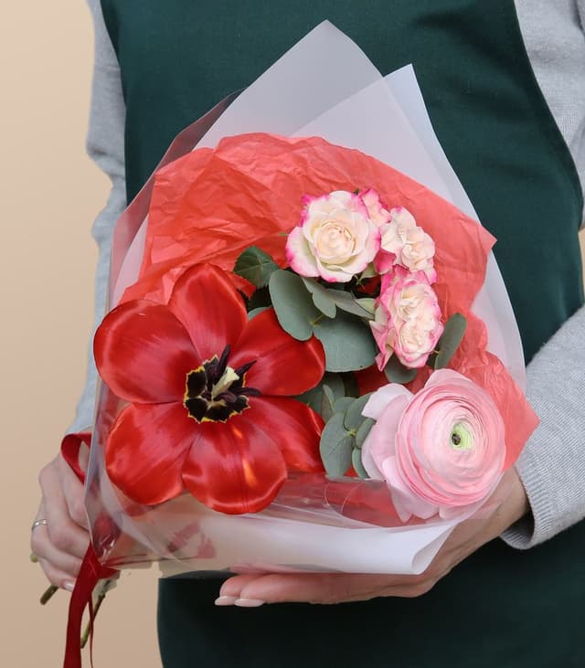 Букет из Тюльпанов, Ранункулюсов и Роз «Вишневое облако»