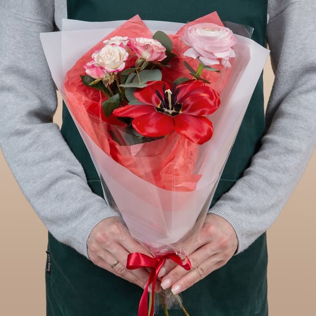 Букет из Тюльпанов, Ранункулюсов и Роз «Вишневое облако»