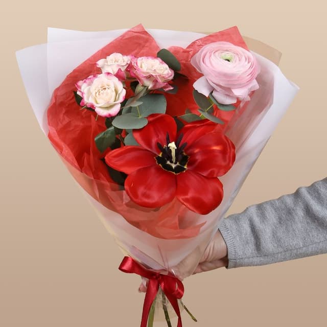 Букет из Тюльпанов, Ранункулюсов и Роз «Вишневое облако»