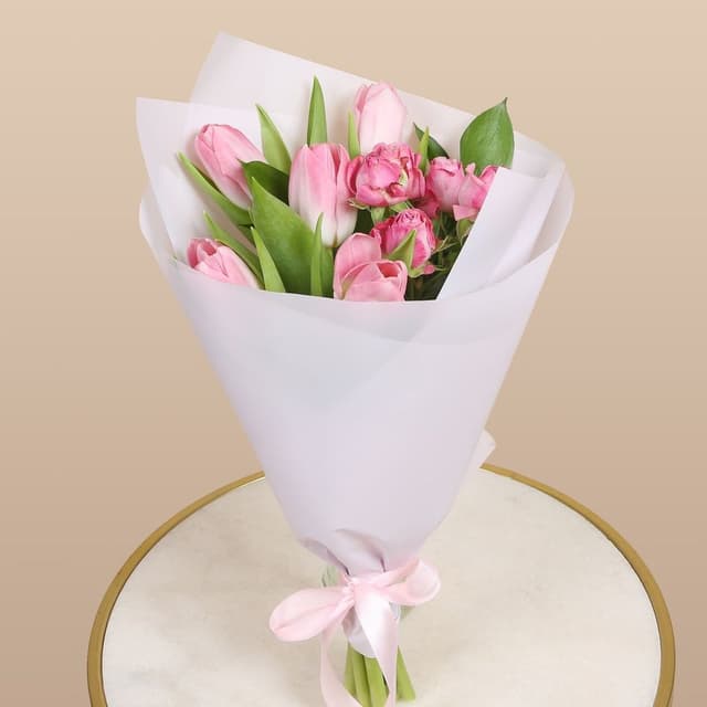 Букет из Тюльпанов и кустовых Роз «Полет мечты»