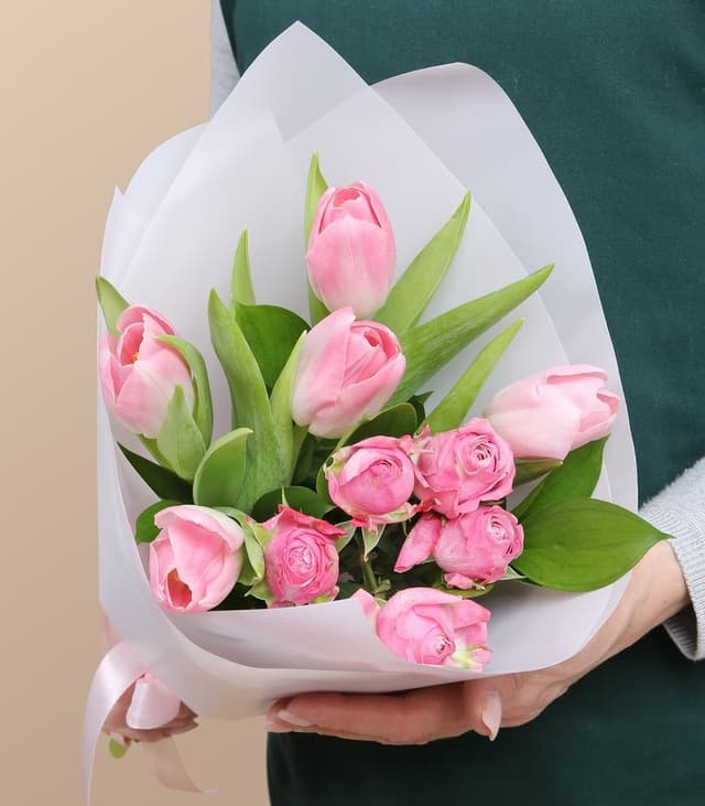 Букет из Тюльпанов и кустовых Роз «Полет мечты»