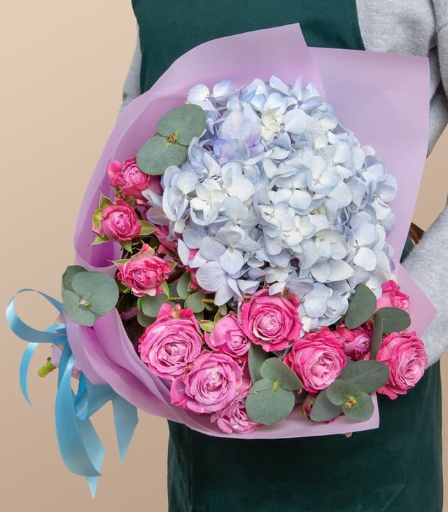 Букет из кустовых Роз и Гортензии «Эхо небес»