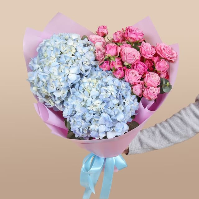 Букет из кустовых Роз и Гортензии «Лазурная грация»