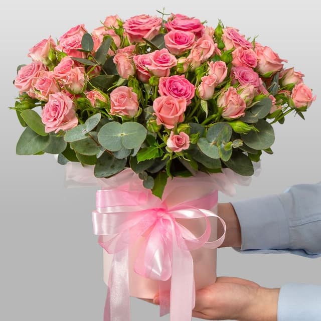 Композиция из Кустовых Роз в шляпной коробке «Легкое очарование»