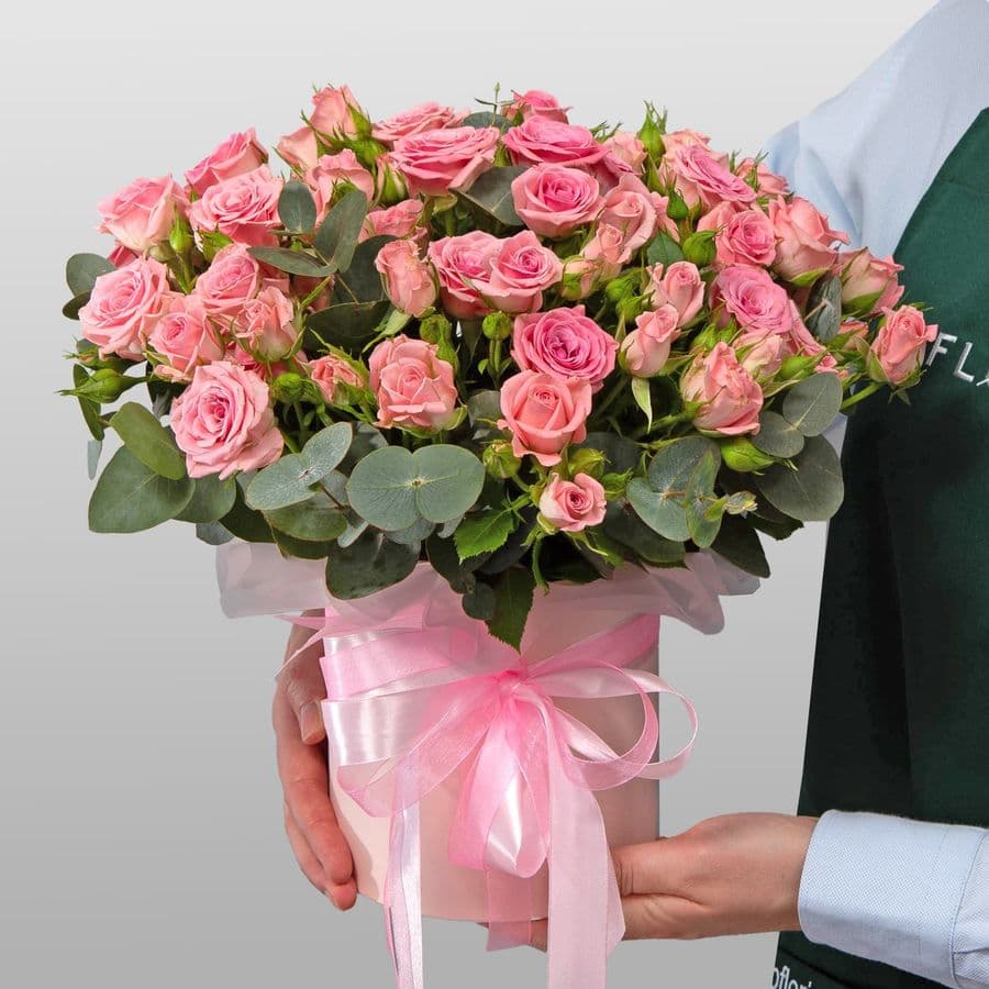 Композиция из Кустовых Роз в шляпной коробке «Легкое очарование»