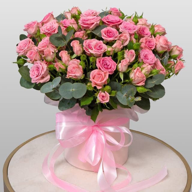 Композиция из Кустовых Роз в шляпной коробке «Легкое очарование»