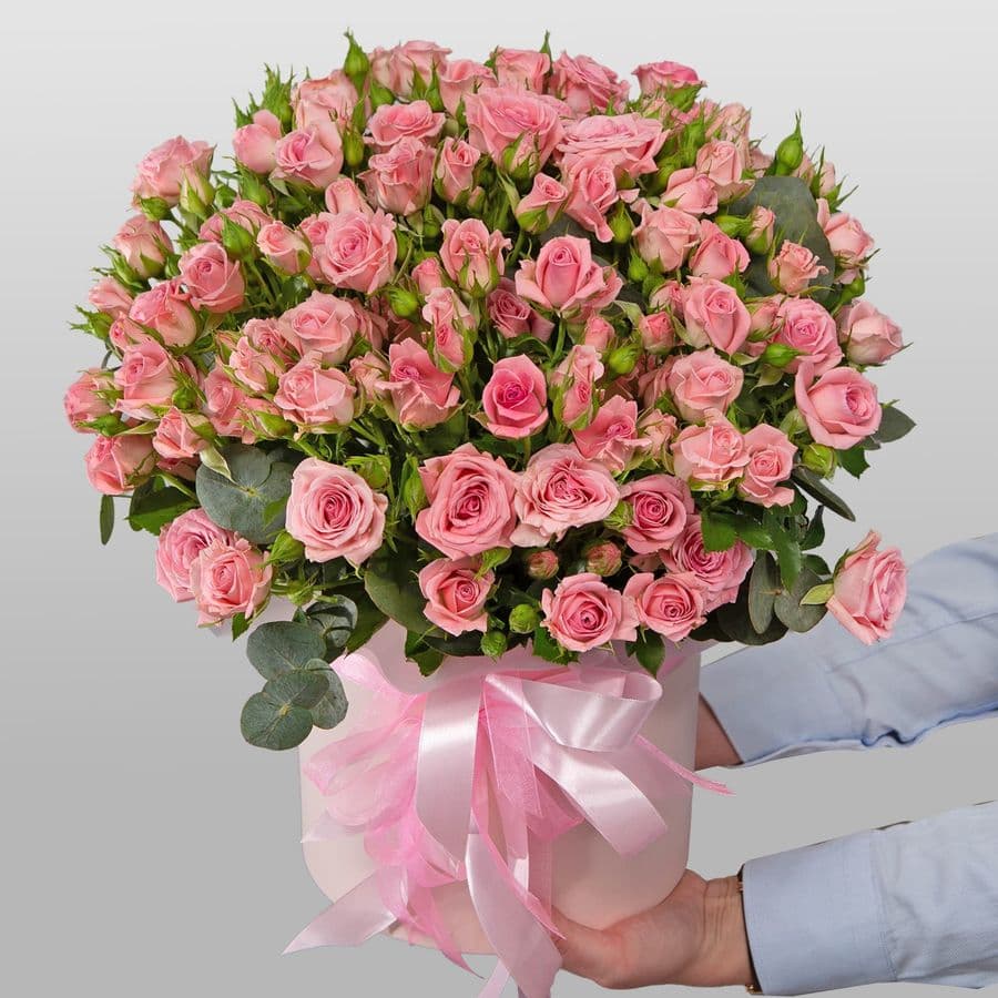 Композиция из Кустовых Роз в шляпной коробке «Сердечный вздох»