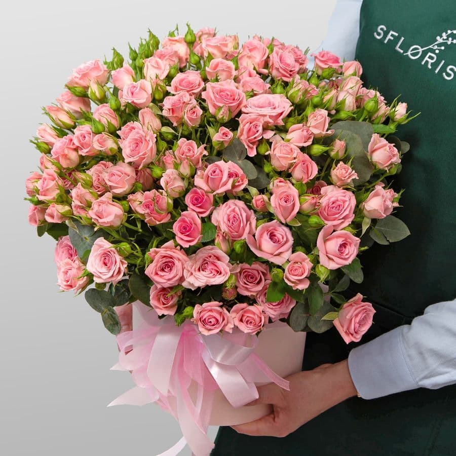 Композиция из Кустовых Роз в шляпной коробке «Сердечный вздох»