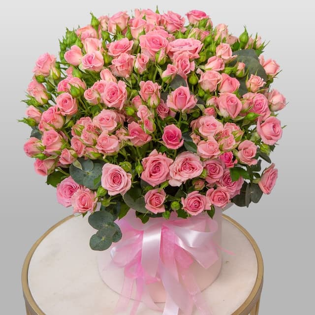 Композиция из Кустовых Роз в шляпной коробке «Сердечный вздох»