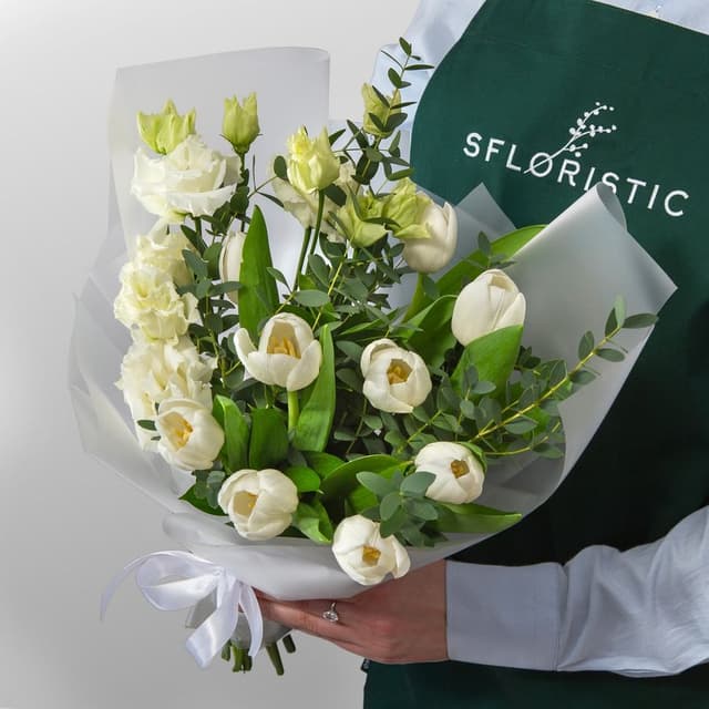 Букет из Эустомы и Тюльпанов «Лебединая Верность»