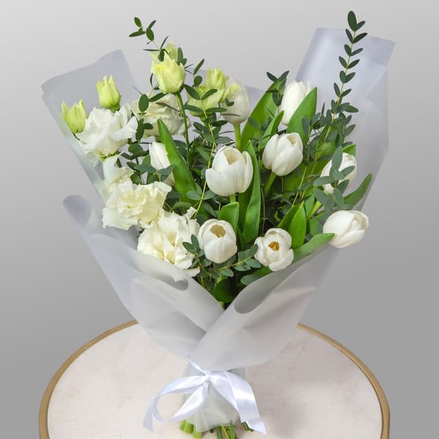 Букет из Эустомы и Тюльпанов «Лебединая Верность»