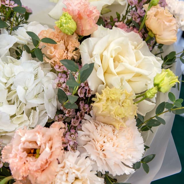 Букет из Гвоздик, Эустомы и Роз «Нежная палитра»