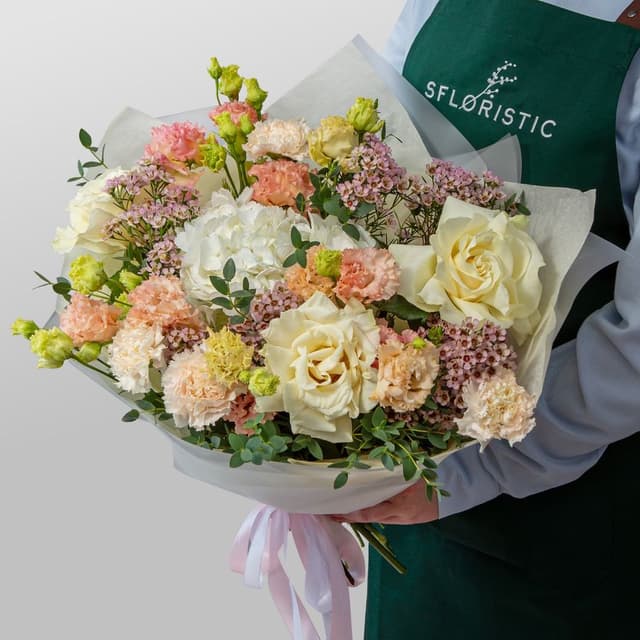 Букет из Гвоздик, Эустомы и Роз «Нежная палитра»