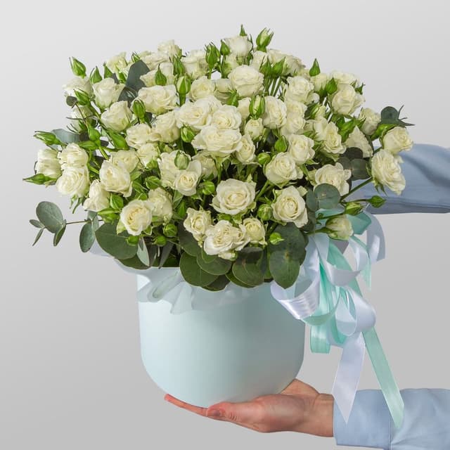 Композиция из Кустовых Роз в шляпной коробке «Северная романтика»