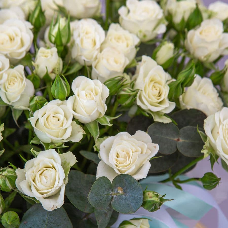 Композиция из Кустовых Роз в шляпной коробке «Северная романтика»