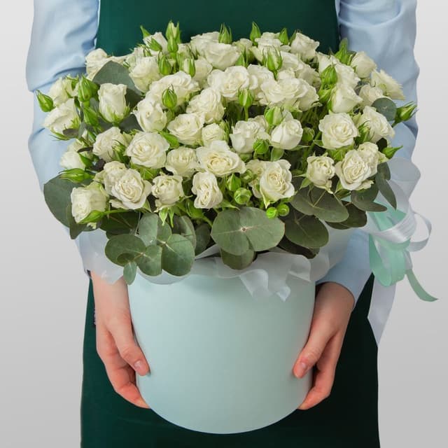 Композиция из Кустовых Роз в шляпной коробке «Северная романтика»