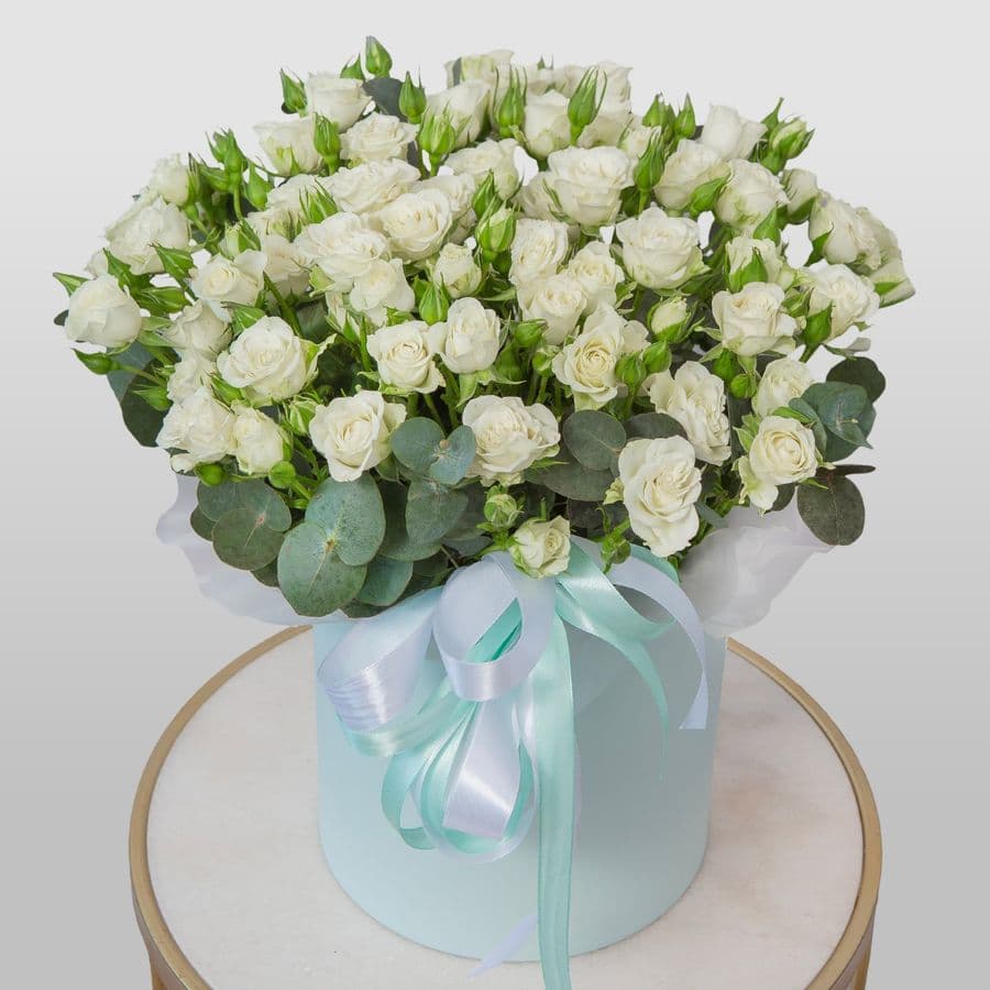 Композиция из Кустовых Роз в шляпной коробке «Северная романтика»