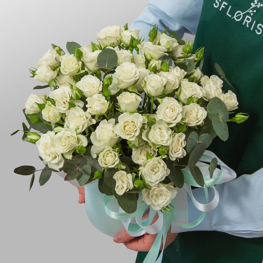 Композиция из Кустовых Роз в шляпной коробке «Светлая любовь»