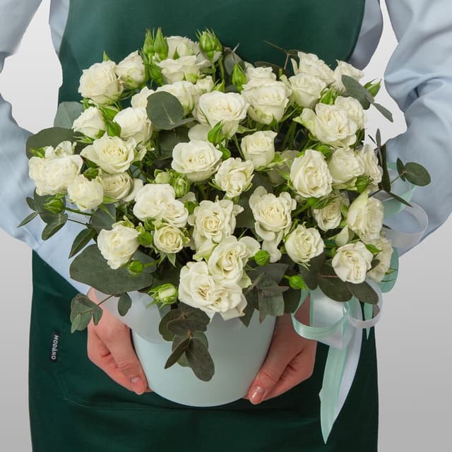 Композиция из Кустовых Роз в шляпной коробке «Светлая любовь»