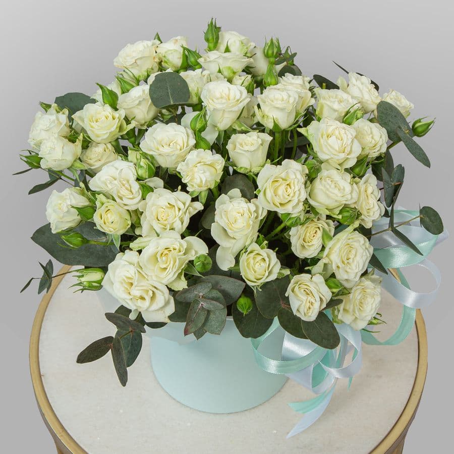 Композиция из Кустовых Роз в шляпной коробке «Светлая любовь»