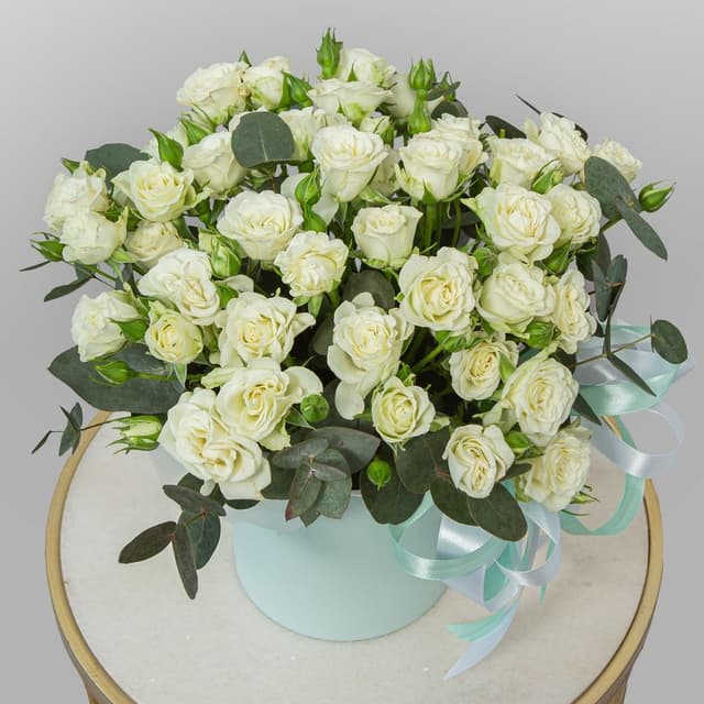 Композиция из Кустовых Роз в шляпной коробке «Светлая любовь»