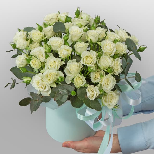 Композиция из Кустовых Роз в шляпной коробке «Светлая любовь»