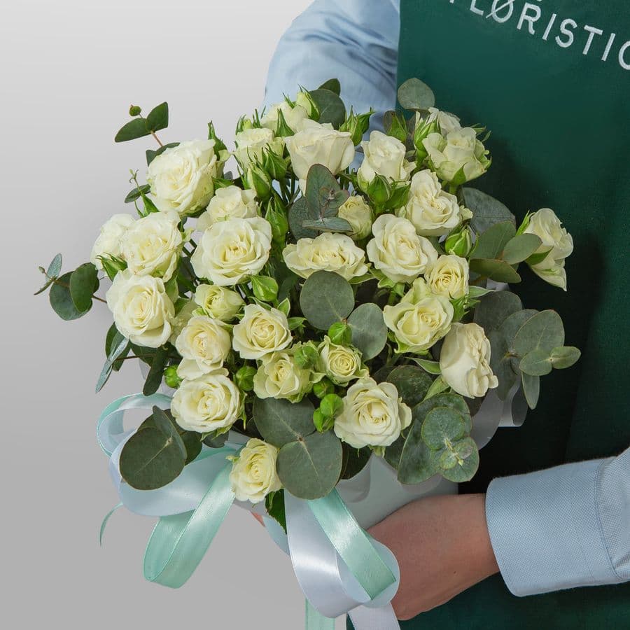 Композиция из кустовых Роз в шляпной коробке «Мягкий свет»