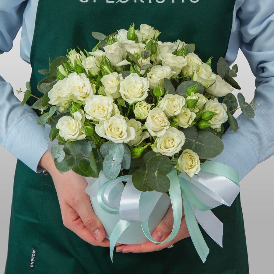 Композиция из кустовых Роз в шляпной коробке «Мягкий свет»