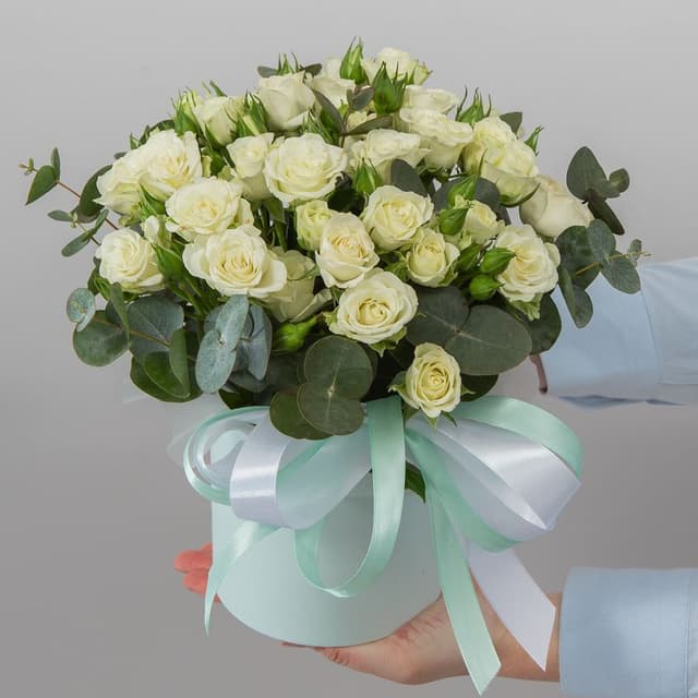 Композиция из кустовых Роз в шляпной коробке «Мягкий свет»