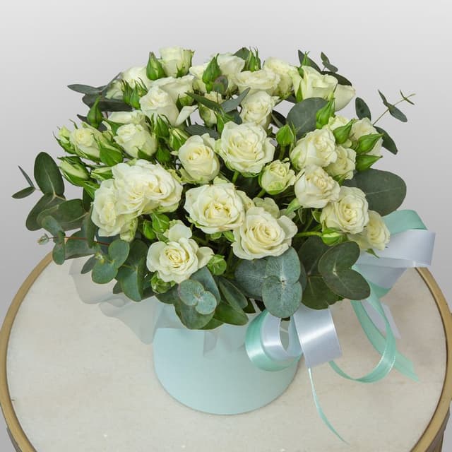 Композиция из кустовых Роз в шляпной коробке «Мягкий свет»