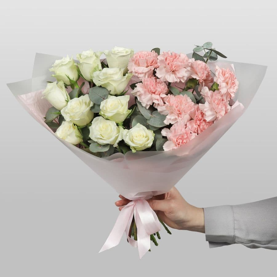 Букет из Роз Кения и Гвоздик «Молочный рассвет»