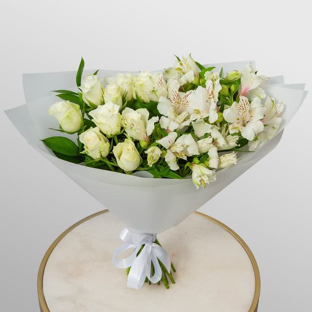 Букет из Роз Кения и Альстромерий «Белый парус»