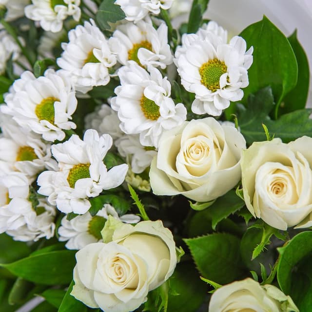 Букет из Роз Кения и Хризантем сантини «Эстетика белого»