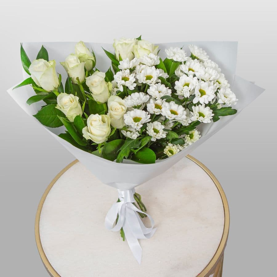 Букет из Роз Кения и Хризантем сантини «Эстетика белого»