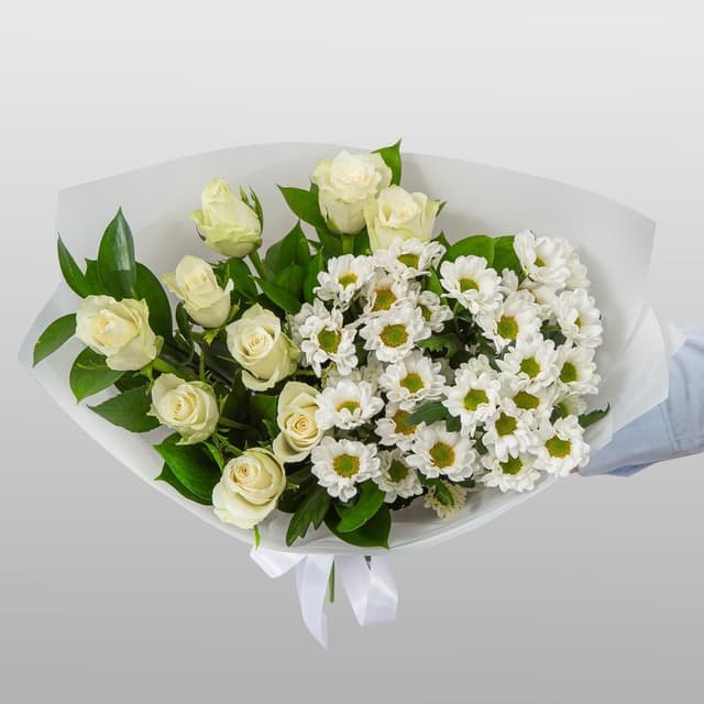 Букет из Роз Кения и Хризантем сантини «Эстетика белого»