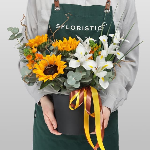 Композиция из Подсолнухов и Ирисов в шляпной коробке «Танец полей»