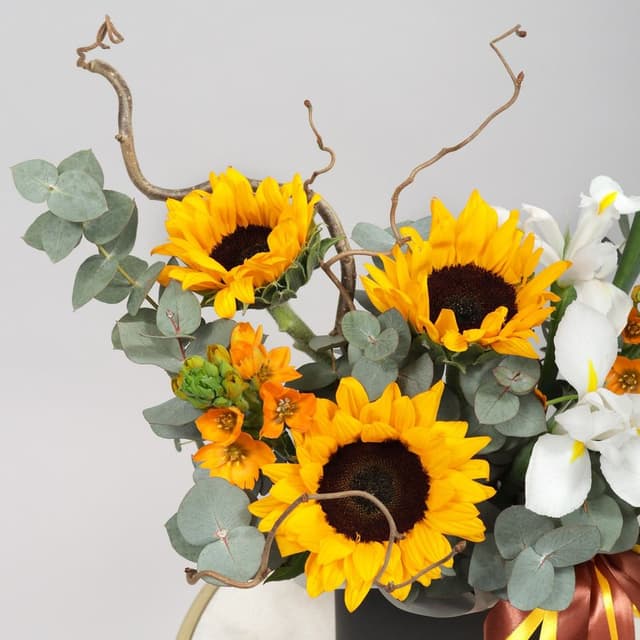 Композиция из Подсолнухов и Ирисов в шляпной коробке «Танец полей»