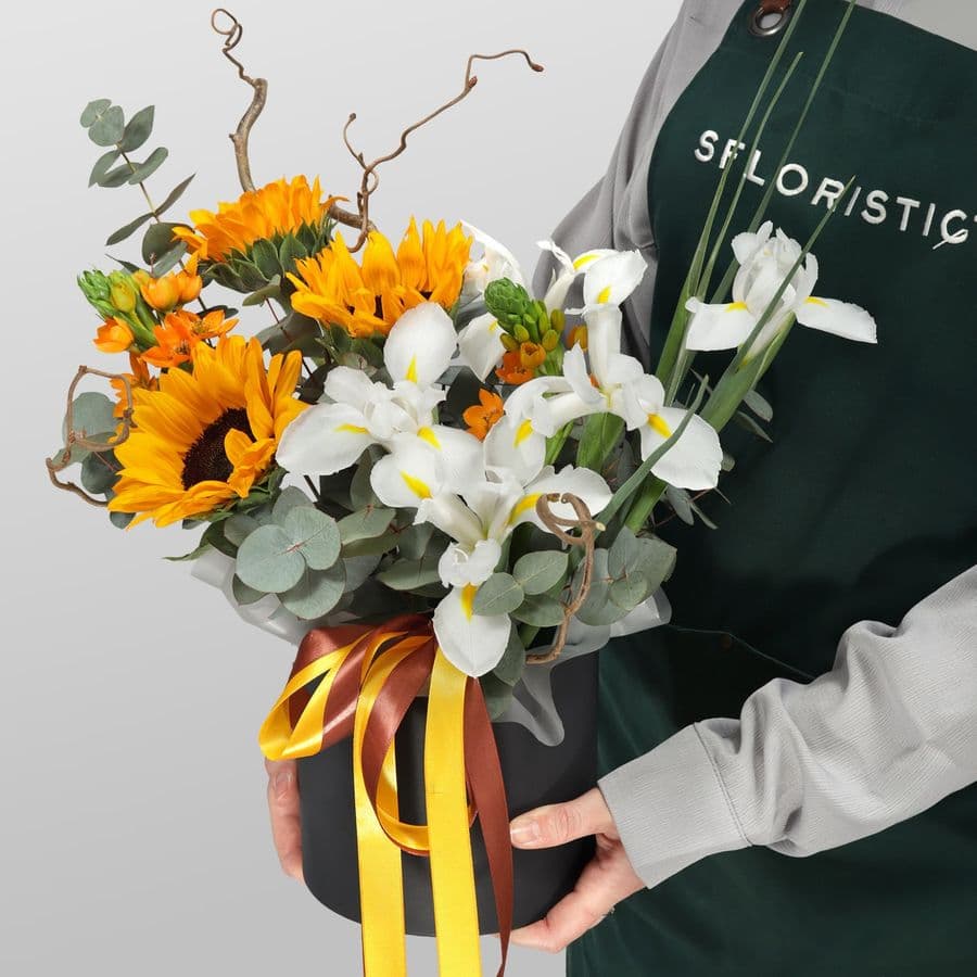 Композиция из Подсолнухов и Ирисов в шляпной коробке «Танец полей»