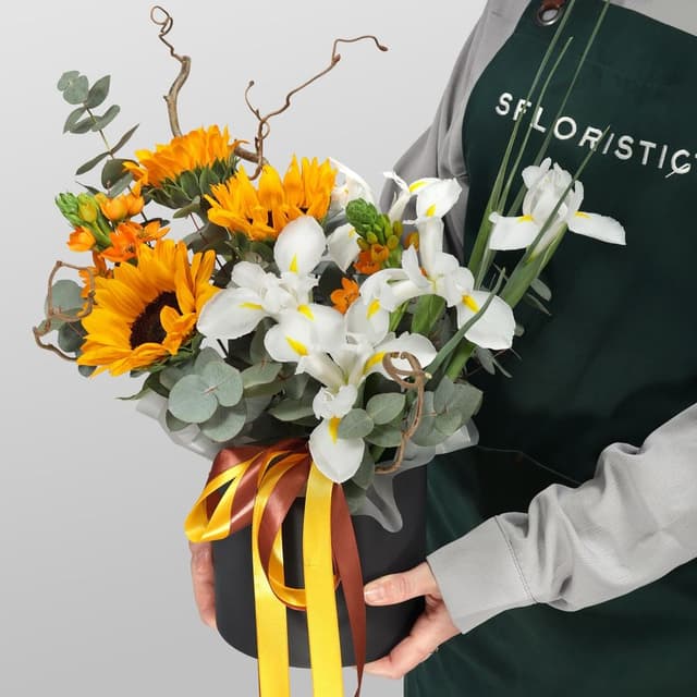 Композиция из Подсолнухов и Ирисов в шляпной коробке «Танец полей»