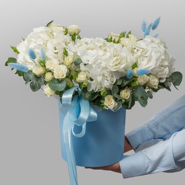 Композиция из кустовых Роз и Гортензий в шляпной коробке «Дыхание прибоя»