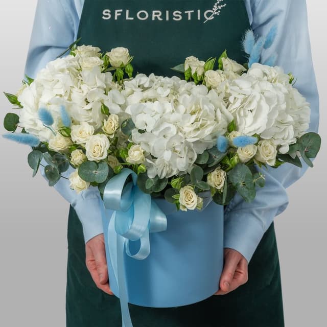Композиция из кустовых Роз и Гортензий в шляпной коробке «Дыхание прибоя»