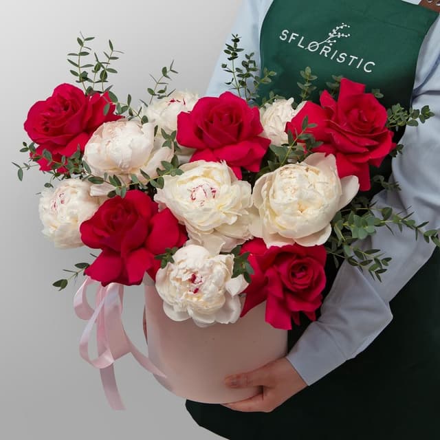 Композиция из Пионов и Роз Эквадор в шляпной коробке «Лед и пламя»